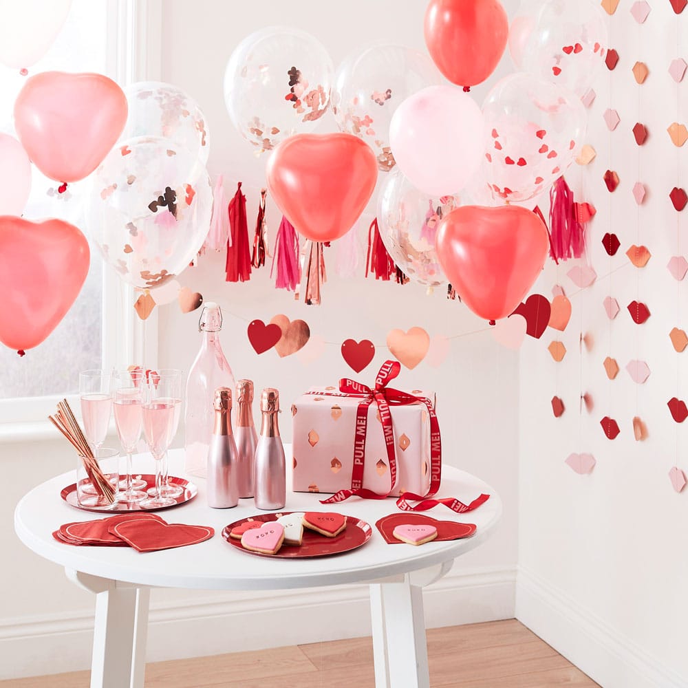 Rosegullballonger med hjerteformet konfetti