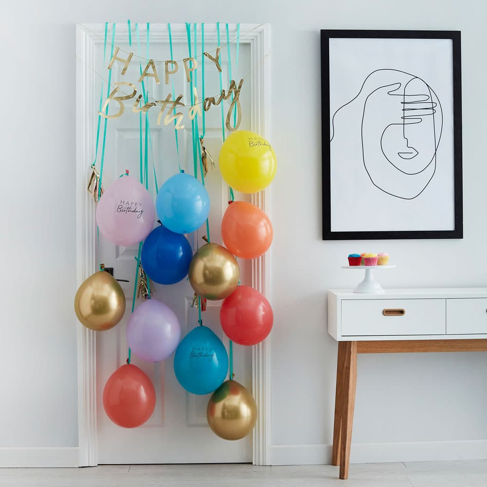 Ballonger og "Happy Birthday"-banner til bursdag