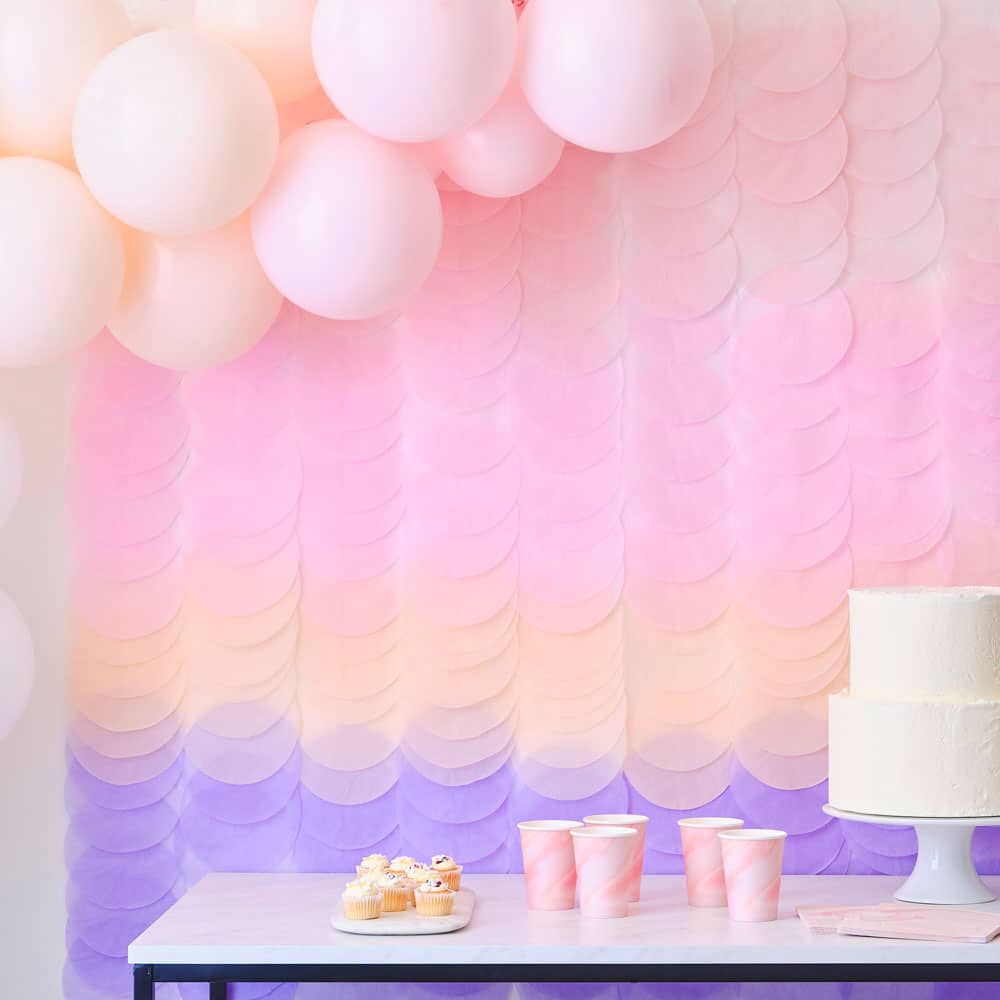 Crepepapirbakgrunn i rosa og lilla ombre