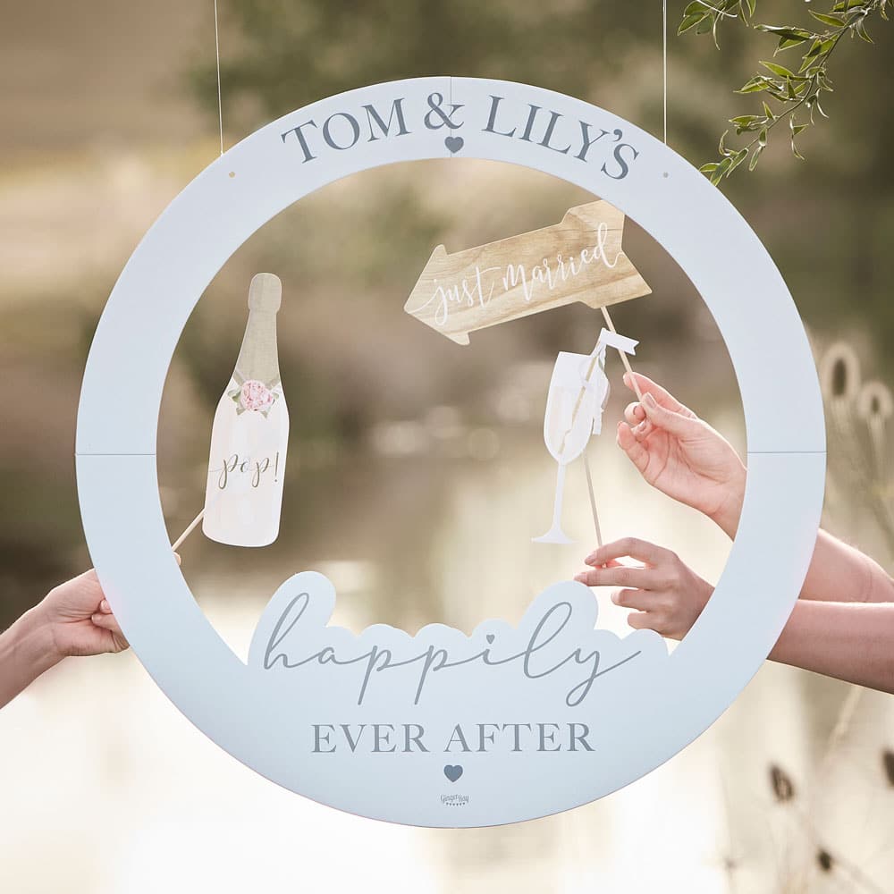 Round frame with customizable letters