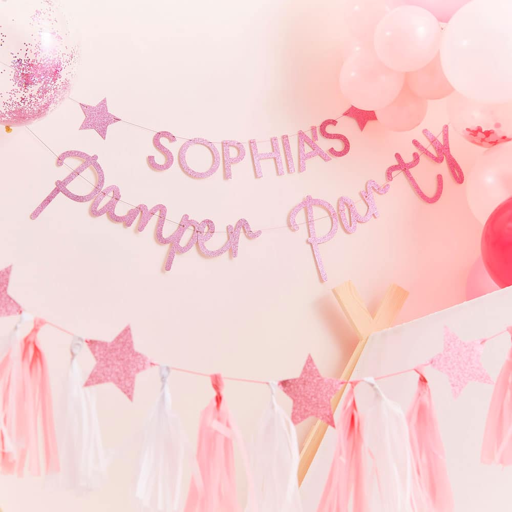 Pamper Party personaliserbart banner i rosa glitter