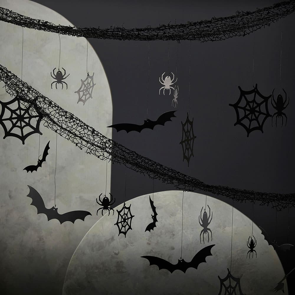 Halloween-bakgrunn med hengende edderkopper, flaggermus og spindelvev