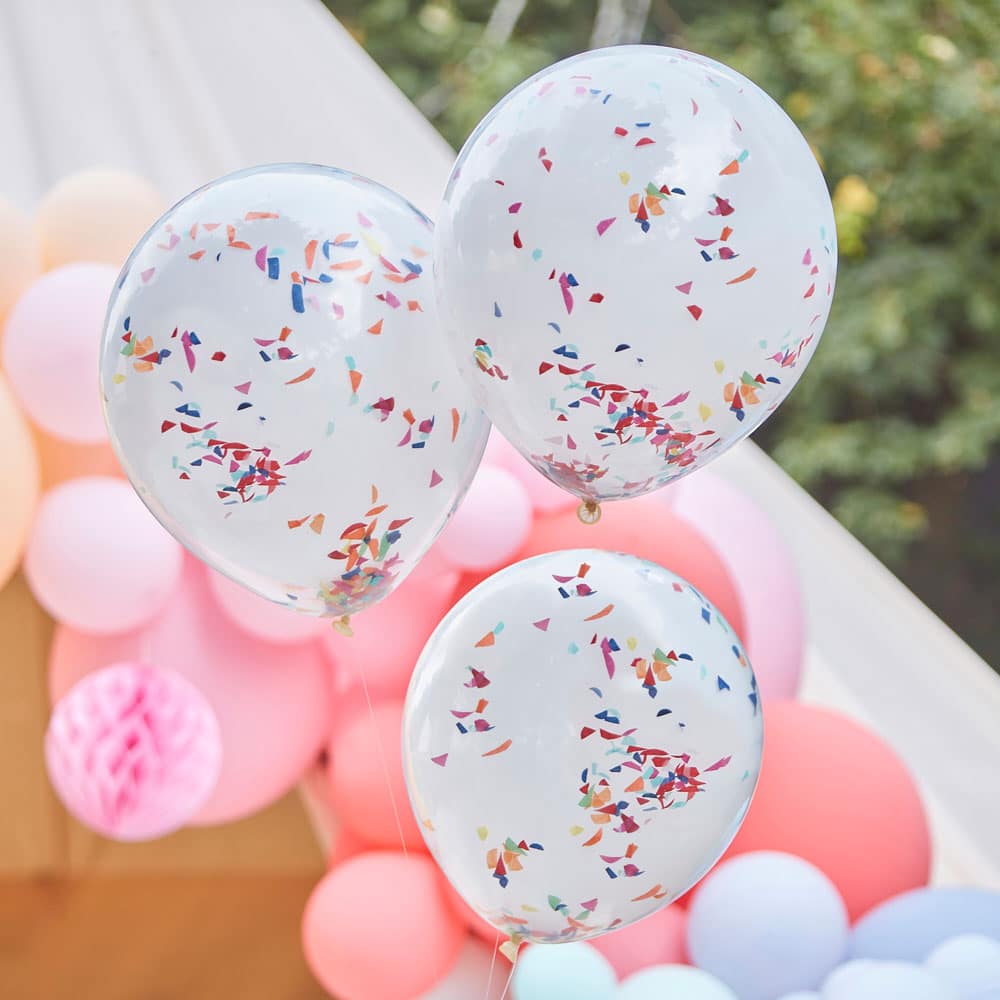 3 hvite ballonger med regnbuefarget konfetti