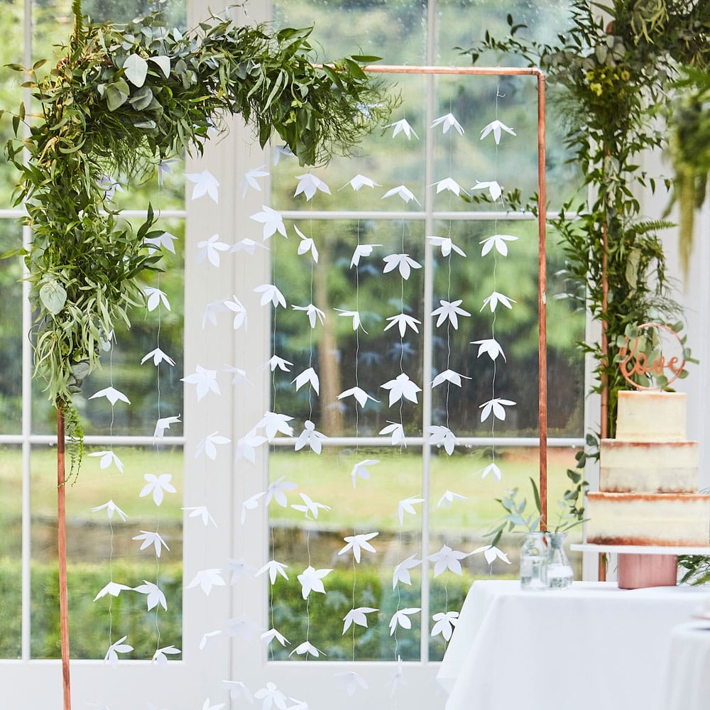 Hengende hvite origami blomster bakgrunn