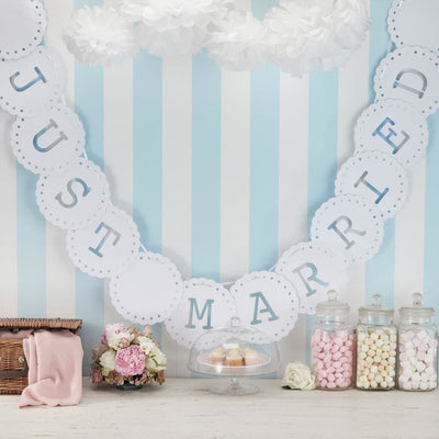 "Just Married"-vintage-banner med blonder i hvit