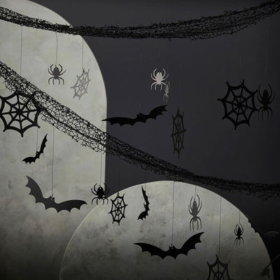 Halloween-bakgrunn med hengende edderkopper, flaggermus og spindelvev