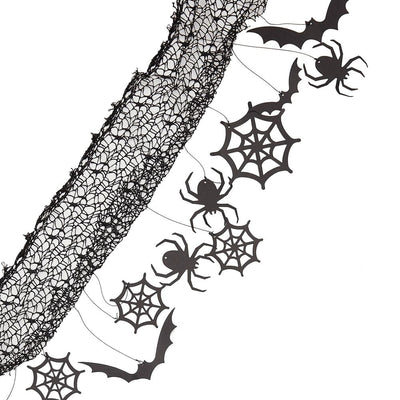Halloween-bakgrunn med hengende edderkopper, flaggermus og spindelvev