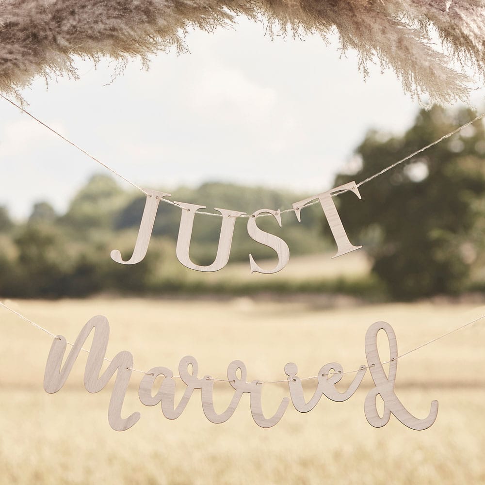 "Nygifte"-banner i tre