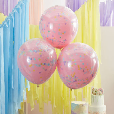 Rosa og pastellfargede ballonger med regnbuekonfetti